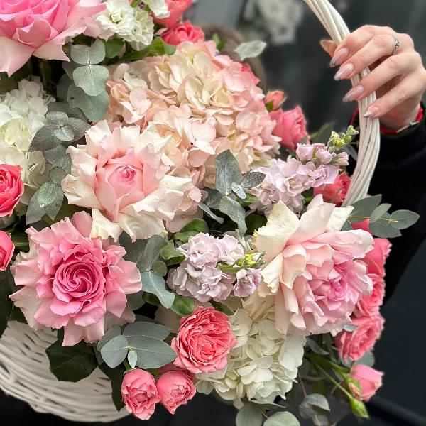 Корзина цветов "Цветущий водопад"