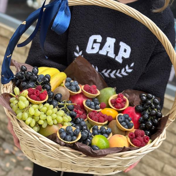 Корзина фруктов "Фруктовый фейерверк"