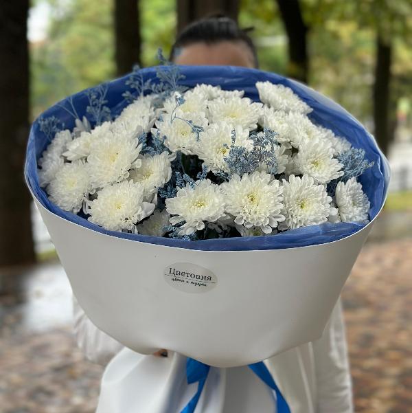 Букет из кустовых хризантем "Небесная поляна"